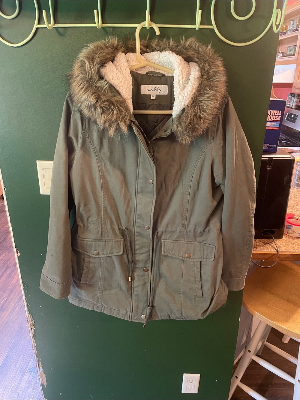 Sebby Sherpa Lined hood Flax-Fur Trim Army Style Women’s Insulated Jacket Size L